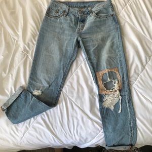 LEVIS WOMEN 501 BOYFRIEND JEANS WITH PATCH